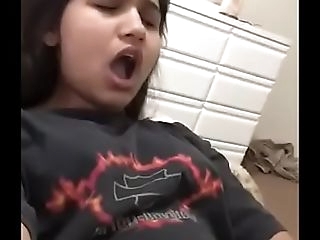 Indian ultra-cute dame fingerblasting